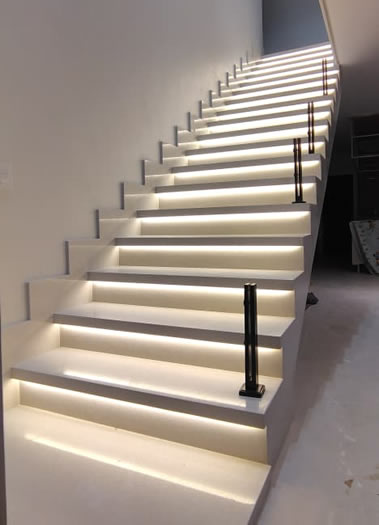 Escada envelopada no quartzo Branco estrelar